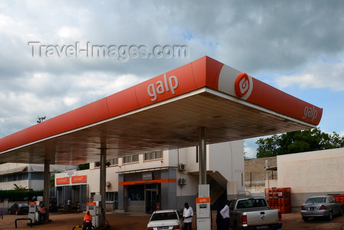 gambia40: Banjul, The Gambia: Petrol Station and Convenience Store operated by the Portugese company Galp Energia, Petrogal group - their offices can be seen behind the Petrol Station - Independence drive - photo by M.Torres - (c) Travel-Images.com - Stock Photography agency - Image Bank