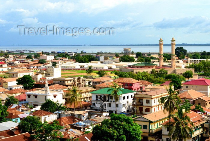 gambia48: Banjul, The Gambia: skyline of the low-rise Gambian capital with the River Gambia as Background - minarets of King Fahad Mosque on the right - photo by M.Torres - (c) Travel-Images.com - Stock Photography agency - Image Bank