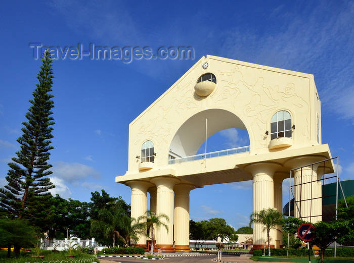 gambia57: Banjul, The Gambia: triumphal arch  supported by 8 columns at the entrance to the capital - Arch 22, the gate to Banjul - allows panoramic views over the city - photo by M.Torres - (c) Travel-Images.com - Stock Photography agency - Image Bank