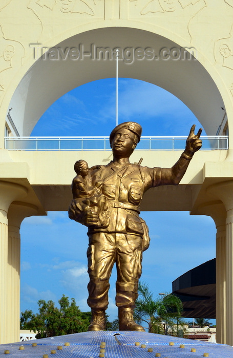 gambia59: Banjul, The Gambia: statue of unknown soldier wild child, making a V-sign - triumphal arch at the entrance to the capital - Arch 22, the gate to Banjul, between the Banjul-Serrekunda Highway and  Independence Drive - marks the coup d'etat of July 22, 1994, led by Yahya Jammeh - photo by M.Torres - (c) Travel-Images.com - Stock Photography agency - Image Bank