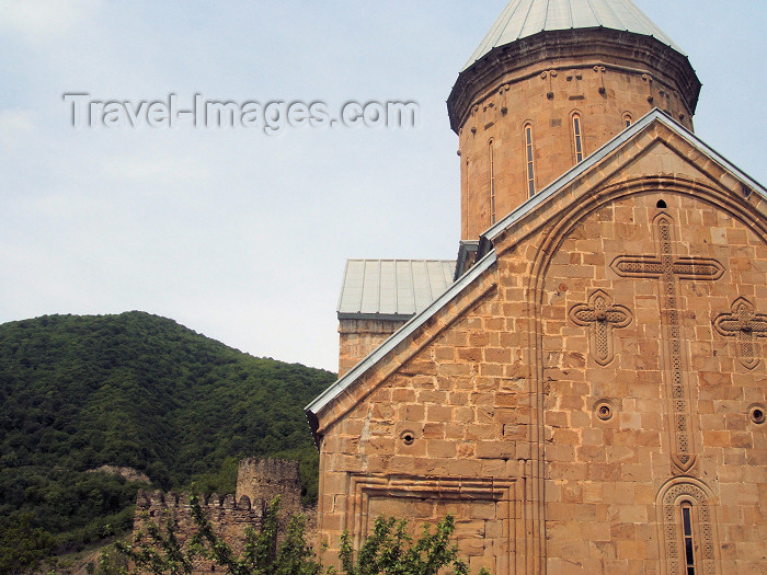 georgia100: Georgia - Ananuri - Mtskheta-Mtianeti region: Church of the Assumption (East façade) and Ananuri castle - feudal stronghold dating from the XVII century - Aragvi river gorge - Georgian military highway - photo by L.McKay - (c) Travel-Images.com - Stock Photography agency - Image Bank