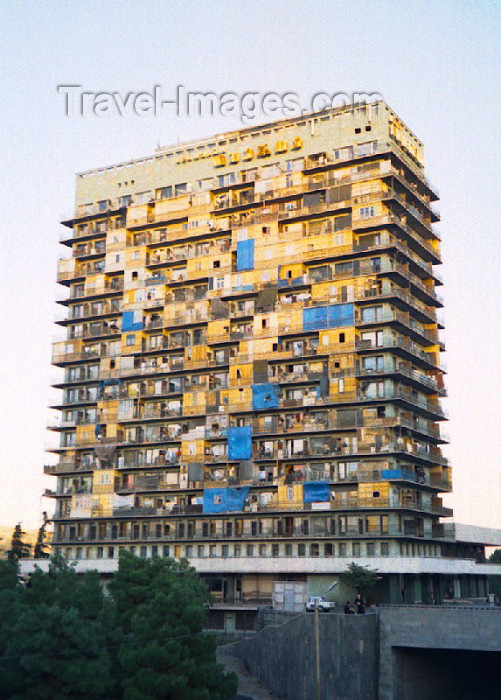 georgia41: Georgia - Tbilisi / Tblissi / TBS: vertical refugee camp - former hotel Iberia / Iveria / Iweria - architects O. Kalandarischwili, I. Zchomelidse - photo by M.Torres - (c) Travel-Images.com - Stock Photography agency - Image Bank