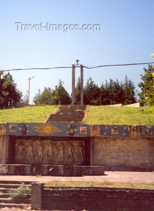 georgia49: Georgia - Bolnisi area - Kvemo Kartli region: Soviet memorial - photo by M.Torres - (c) Travel-Images.com - Stock Photography agency - Image Bank