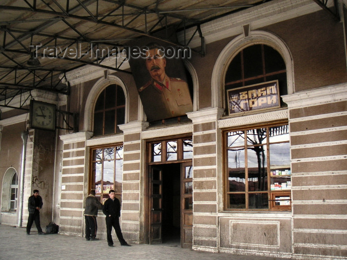 georgia53: Georgia - Gori: Stalin at the train station (photo by Austin Kilroy) - (c) Travel-Images.com - Stock Photography agency - Image Bank