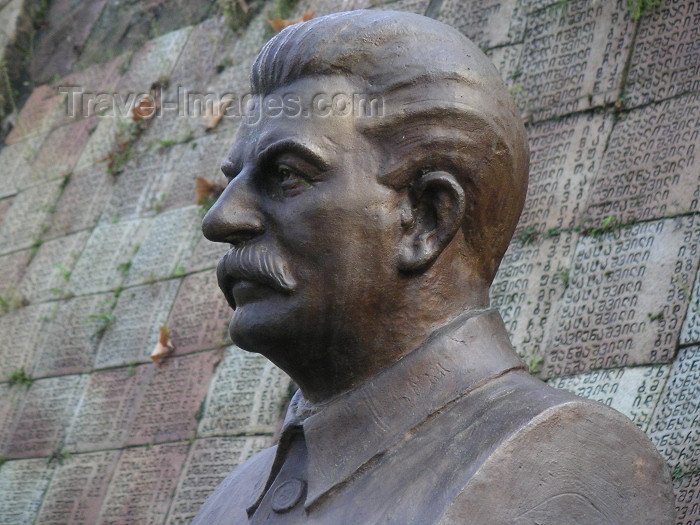 georgia55: Georgia - Sighnaghi - Kakheti region: Stalin statue superimposed on the names of some of the Great Patriotic War dead - eastern Georgia (photo by Austin Kilroy) - (c) Travel-Images.com - Stock Photography agency - Image Bank