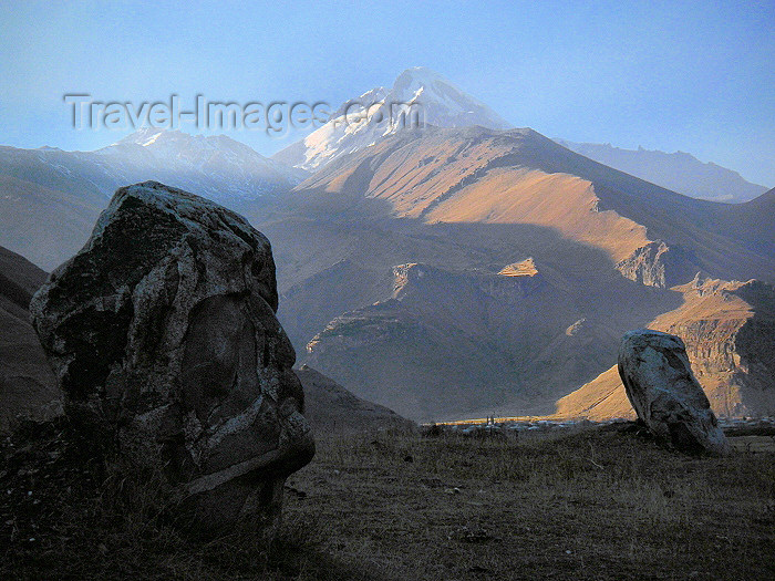 georgia56: Georgia - Mt Kazbek and stone statues of Georgian poets, on the Georgian Military Highway - Transcaucasia (photo by Austin Kilroy) - (c) Travel-Images.com - Stock Photography agency - Image Bank