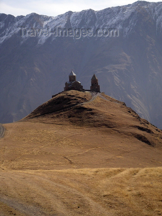 georgia60: Georgia - near Kazbegi: Holy Trinity / Tsminda Sameba church during autumn - Caucasus - CIS (photo by Austin Kilroy) - (c) Travel-Images.com - Stock Photography agency - Image Bank