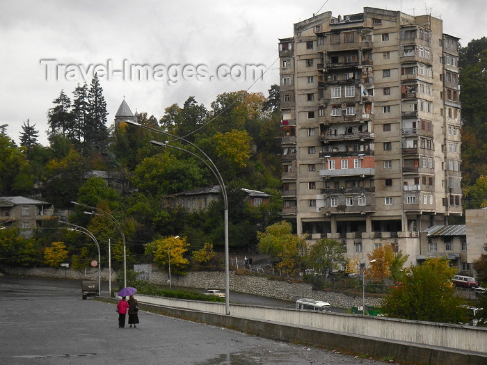 georgia62: Georgia - Borjomi: street scene on the bridge over Mtkvari River (photo by Austin Kilroy) - (c) Travel-Images.com - Stock Photography agency - Image Bank