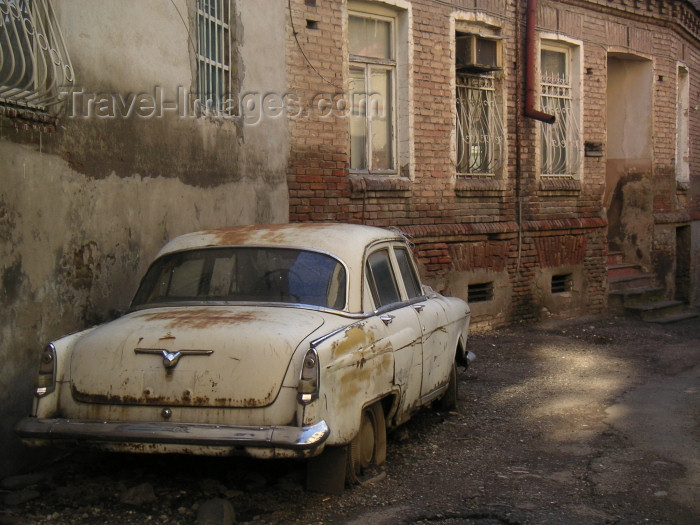 georgia68: Georgia - Tbilisi / Tblissi / TBS: dilapidated car in back street near Davit Aghmashenebelis street - photo by A.Kilroy - (c) Travel-Images.com - Stock Photography agency - Image Bank