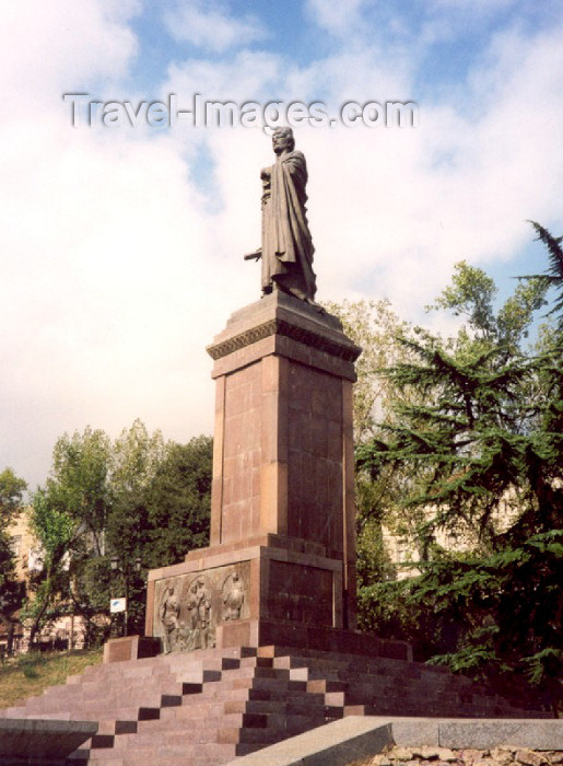 georgia7: Georgia - Tbilisi / Tblissi / TBS: Shota Rustaveli statue (Georgian poet) - Kostava avenue - photo by M.Torres - (c) Travel-Images.com - Stock Photography agency - Image Bank