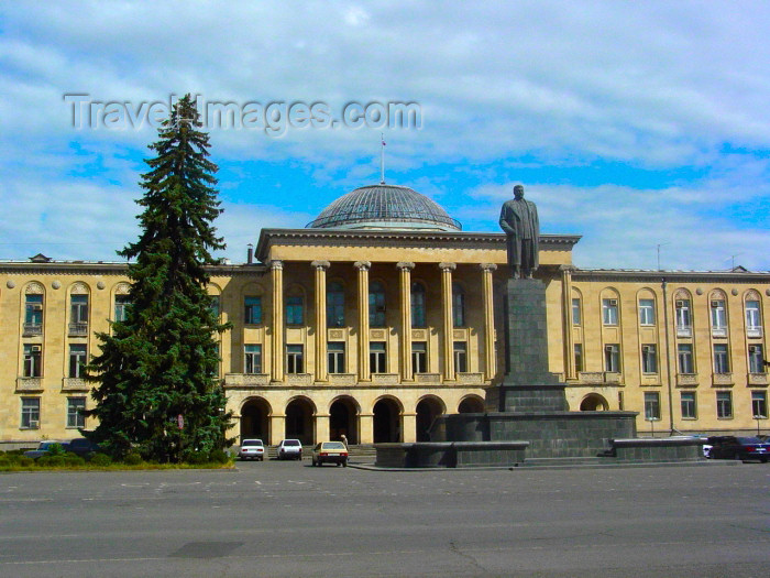 georgia73: Georgia - Gori, Shida Kartli region: city administration building -  Statue of Stalin in Joseph Stalin sq (photo by A.Slobodianik) - (c) Travel-Images.com - Stock Photography agency - Image Bank