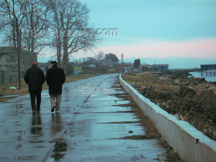 georgia98: Poti - Samegrelo-Zemo Svaneti region, Georgia, Caucasus: walking by the Black sea - photo by A.Kilroy - (c) Travel-Images.com - Stock Photography agency - Image Bank