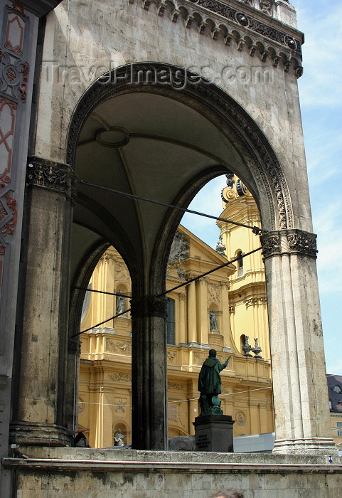 germany126: Germany - Bavaria - Munich: through the arches - Feldherrnhalle (photo by C.Blam) - (c) Travel-Images.com - Stock Photography agency - Image Bank