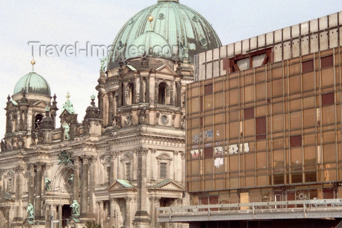 germany147: Berlin, Germany / Deutschland: Berlin - Palast der Republik and Dom zu Berlin / the Cathedral and Palace of the Republik - photo by M.Bergsma - (c) Travel-Images.com - Stock Photography agency - Image Bank