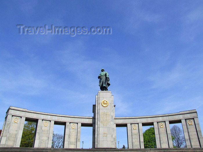 germany179: Berlin, Germany / Deutschland: Red Army Monument - Soviet war memorial in the Tiergarten - Strasse des 17. Juni - stoa built with materials from the ruins of the Reich Chancellery - architect Mikhail Gorvits - photo by M.Bergsma - (c) Travel-Images.com - Stock Photography agency - Image Bank