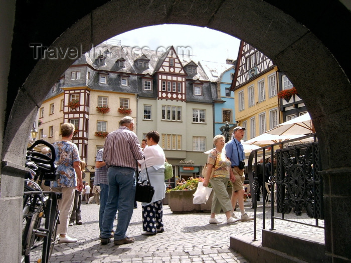 germany209: Germany / Deutschland / Allemagne - Mainz / Mayence / Moguncja / Majenco / Magonza (Rhineland-Palatinate / Rheinland-Pfalz) / Mayence / Maguncia / Majenco / Magonza / Moguntiacum: people in the old town - arch - photo by Efi Keren - (c) Travel-Images.com - Stock Photography agency - Image Bank