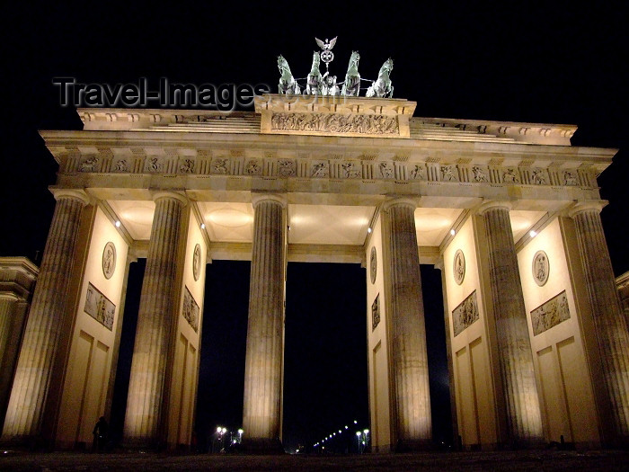germany236: Germany / Deutschland - Berlin: Brandenburg gate triumphal arch / Brandenburger Tor - built by Karl Gotthard Langhans - nocturnal - photo by M.Bergsma - (c) Travel-Images.com - Stock Photography agency - Image Bank