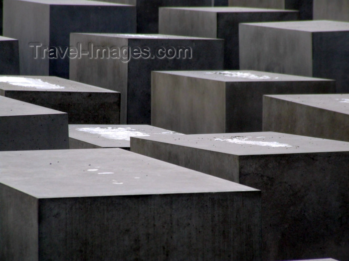 germany238: Germany / Deutschland - Berlin: Holocaust Memorial - architect Peter Eisenman - Denkmal - designed by US architect Peter Eisenman - concrete cubes - photo by M.Bergsma - (c) Travel-Images.com - Stock Photography agency - Image Bank