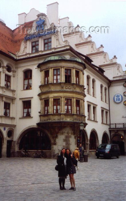 germany27: Germany - Bavaria - Munich / München: posing at the Hofbräuhaus (photo by M.Torres) - (c) Travel-Images.com - Stock Photography agency - Image Bank