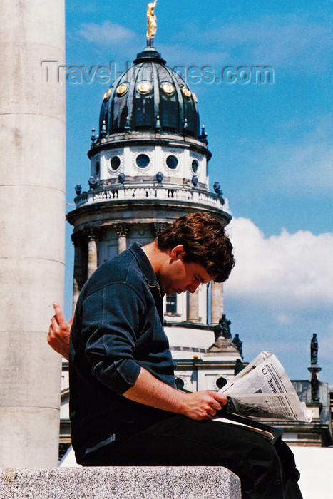 germany285: Germany - Berlin: Gendarmenmarket - man reading a newspaper in Midtown of Berlin - French Cathedral / Französischer Dom - Huguenot church and museum - photo by W.Schmidt - (c) Travel-Images.com - Stock Photography agency - Image Bank