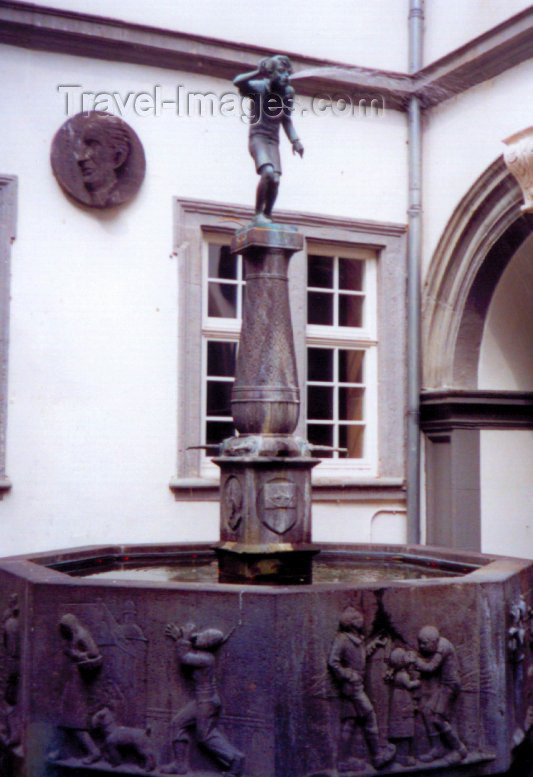 germany54: Germany / Deutschland - Koblenz (Rhineland-Palatinate / Rheinland-Pfalz): the young rascal - the Schängel fountain - photo by M.Torres - (c) Travel-Images.com - Stock Photography agency - Image Bank