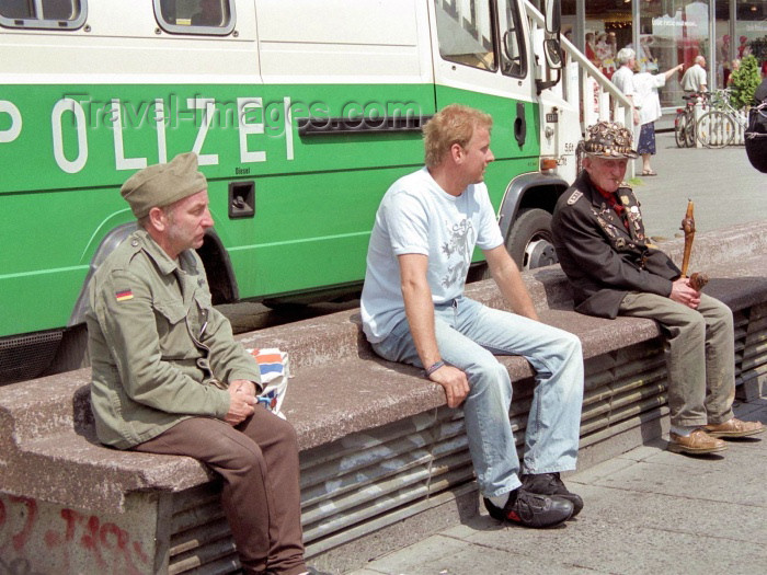 germany84: Germany / Deutschland - Berlin: Alexanderplatz - old comrades and police van / Alte Kameraden - Polizei - photo by M.Bergsma - (c) Travel-Images.com - Stock Photography agency - Image Bank