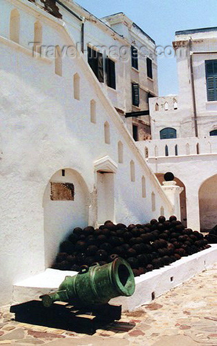 ghana12: Cape Coast / Cabo Corso, Ghana / Gana: castle - court - mortar and cannon balls - old Portuguse artillery - Unesco world heritage - photo by G.Frysinger - (c) Travel-Images.com - Stock Photography agency - Image Bank