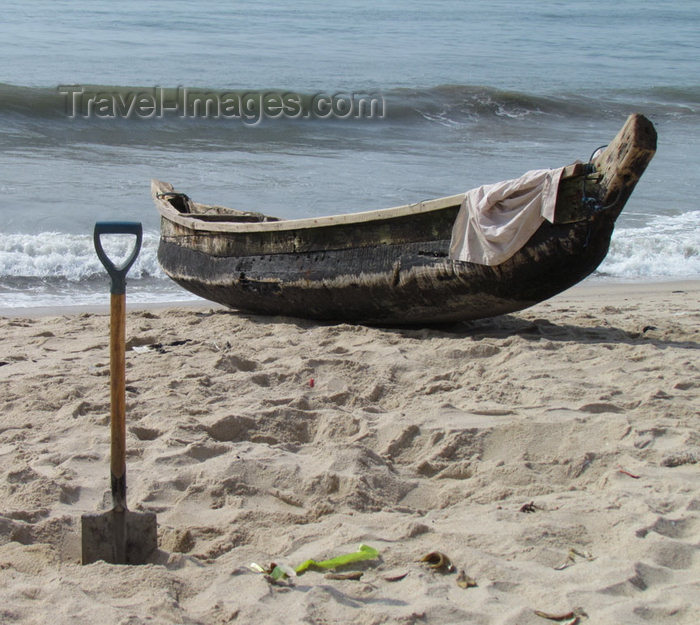 ghana13: Accra, Ghana: Jamestown district - beach - canoe and shovel on the sand - photo by G.Frysinger - (c) Travel-Images.com - Stock Photography agency - Image Bank