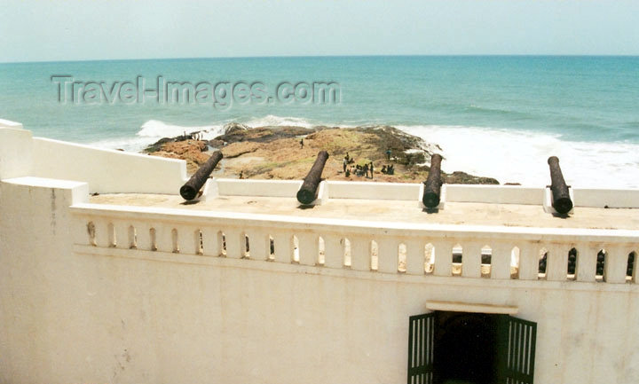 ghana23: Elmina, Ghana / Gana: Portuguese guns survey the Altantic - fort ramparts - photo by G.Frysinger - (c) Travel-Images.com - Stock Photography agency - Image Bank