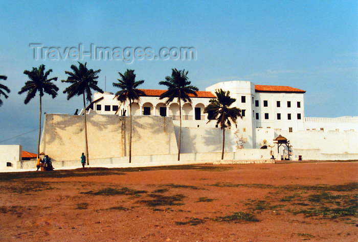 ghana24: Cape Coast, Ghana / Gana: coconut trees and the castle - landside - Portuguese fort - photo by G.Frysinger - (c) Travel-Images.com - Stock Photography agency - Image Bank