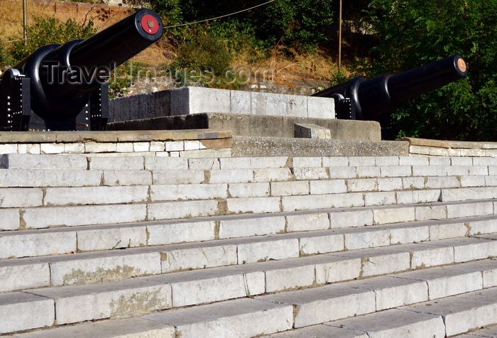 gibraltar101: Gibraltar: guns at the Grand Parade ground - photo by M.Torres - (c) Travel-Images.com - Stock Photography agency - Image Bank