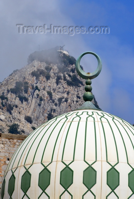 gibraltar14: Gibraltar: white and green dome of the Sunni Mosque of The Custodian of the The Two Holy Mosques, aka Ibrahim-al-Ibrahim Mosque - Europa Point - peak with artillery battery in the background - photo by M.Torres - (c) Travel-Images.com - Stock Photography agency - Image Bank