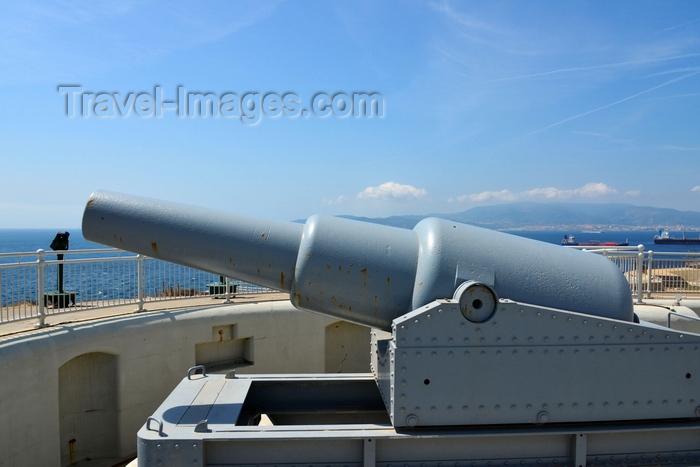 gibraltar19: Gibraltar: 38 ton Rifled Muzzle Loading gun at Harding's Battery, Europa Point - Algeciras and its bay in the backround -  photo by M.Torres - (c) Travel-Images.com - Stock Photography agency - Image Bank
