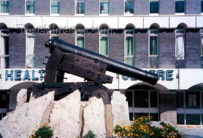 gibraltar2: Gibraltar: a cannon that shoots downwards - Koehler depression gun carriage, a late 18th century design invented in Gibraltar during the Great Siege - Casemates Square, by the Health Centre - photo by M.Torres - (c) Travel-Images.com - Stock Photography agency - Image Bank
