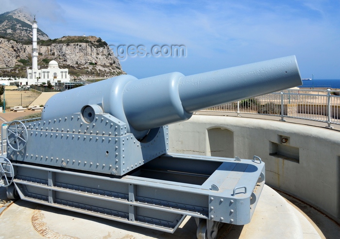 gibraltar27: Gibraltar: gun at Harding's Battery, Europa Point, behind it is the Sunni Mosque of The Custodian of the The Holy Mosques -  photo by M.Torres - (c) Travel-Images.com - Stock Photography agency - Image Bank