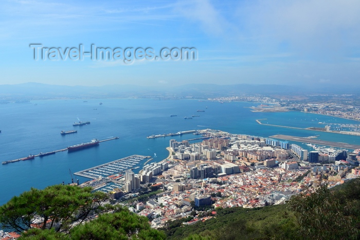 gibraltar42: Gibraltar: town and harbour framed by the Upper Rock Nature Reserve and the Bay of Algeciras - photo by M.Torres - (c) Travel-Images.com - Stock Photography agency - Image Bank