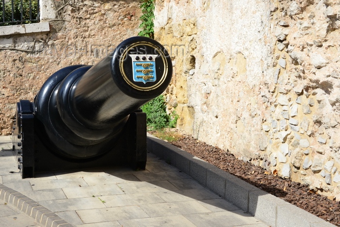 gibraltar66: Gibraltar: Victorian gun at the Southport Gates - photo by M.Torres - (c) Travel-Images.com - Stock Photography agency - Image Bank