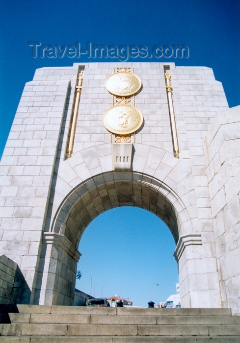 gibraltar9: Gibraltar: American war memorial - arch erected in 1933 to commemorate the links between the Royal Navy and the US Navy in WWI - designed by Dr Paul Cret of Philadelphia - photo by M.Torres - (c) Travel-Images.com - Stock Photography agency - Image Bank