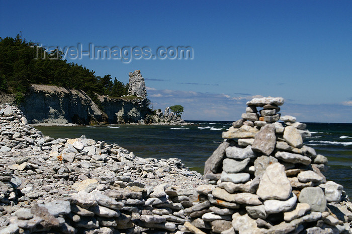 gotland103: Gotland island - Lickershamn: stone cairn with Jungfruklint in the background - photo by A.Ferrari - (c) Travel-Images.com - Stock Photography agency - Image Bank