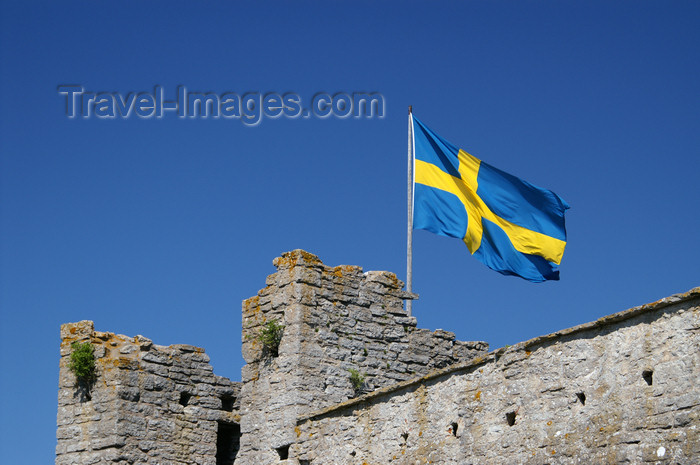 gotland112: Gotland - Visby: Swedish flag on a tower of the eastern wall - photo by A.Ferrari - (c) Travel-Images.com - Stock Photography agency - Image Bank