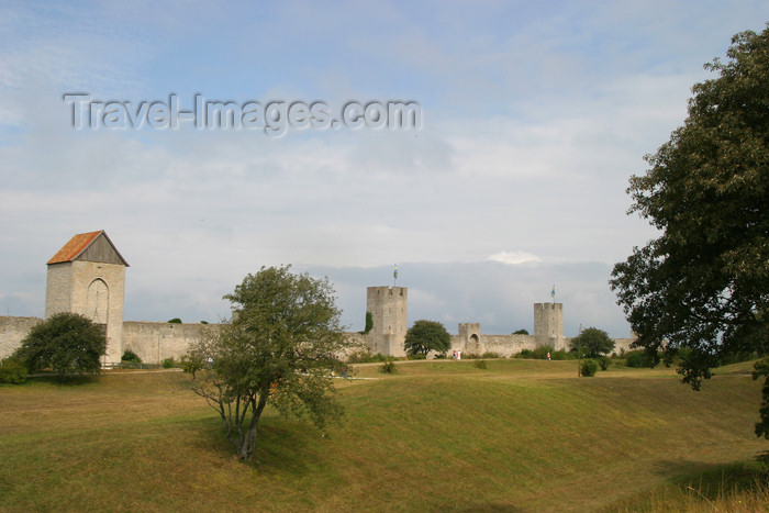 gotland24: Gotland island - Visby: town walls - ramparts - city walls - Visby stadsmur Unesco World Heritage site / stad muren - photo by C.Schmidt - (c) Travel-Images.com - Stock Photography agency - Image Bank