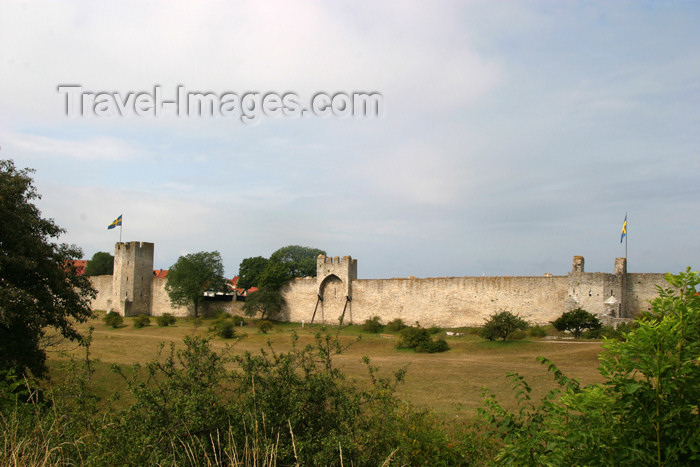 gotland25: Gotland island - Visby: town walls II - Visby stadsmur - Ville ligue hanséatique / stad muren - photo by C.Schmidt - (c) Travel-Images.com - Stock Photography agency - Image Bank