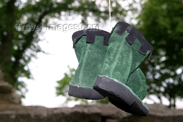 gotland27: Sweden - Gotland island / Gotlands län - Visby: leather boots - medieval week - pendurar as botas - photo by C.Schmidt - (c) Travel-Images.com - Stock Photography agency - Image Bank