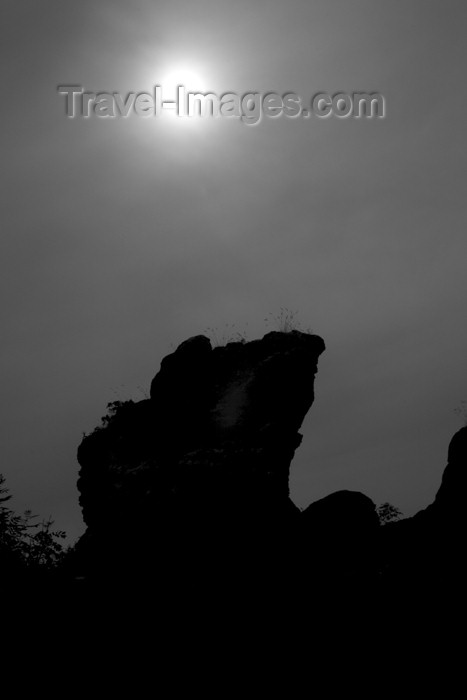 gotland3: Sweden - Gotland island / Gotlands län - Klintkusten: rock silhouette against the sun - photo by C.Schmidt - (c) Travel-Images.com - Stock Photography agency - Image Bank