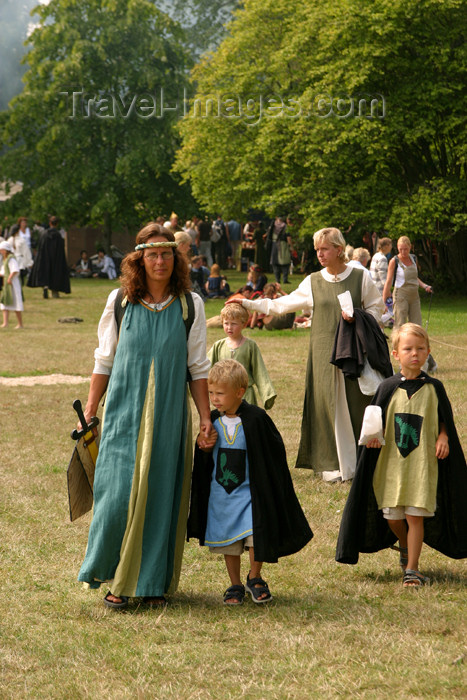 gotland30: Sweden - Gotland island / Gotlands län - Visby: medieval family - medieval week - photo by C.Schmidt - (c) Travel-Images.com - Stock Photography agency - Image Bank