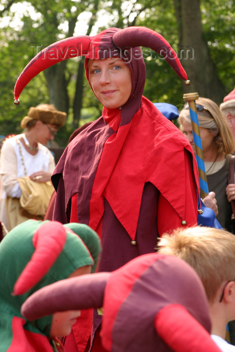 gotland33: Sweden - Gotland island / Gotlands län - Visby: minstrel - medieval week - jester - joker - photo by C.Schmidt - (c) Travel-Images.com - Stock Photography agency - Image Bank