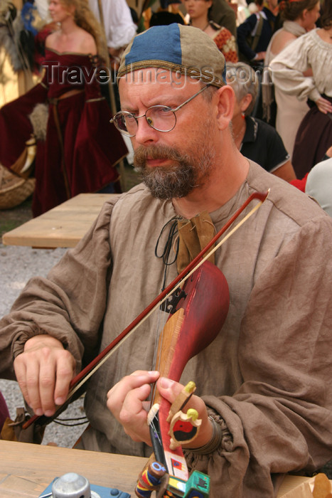 gotland35: Sweden - Gotland island / Gotlands län - Visby: medieval musician - medieval week - photo by C.Schmidt - (c) Travel-Images.com - Stock Photography agency - Image Bank