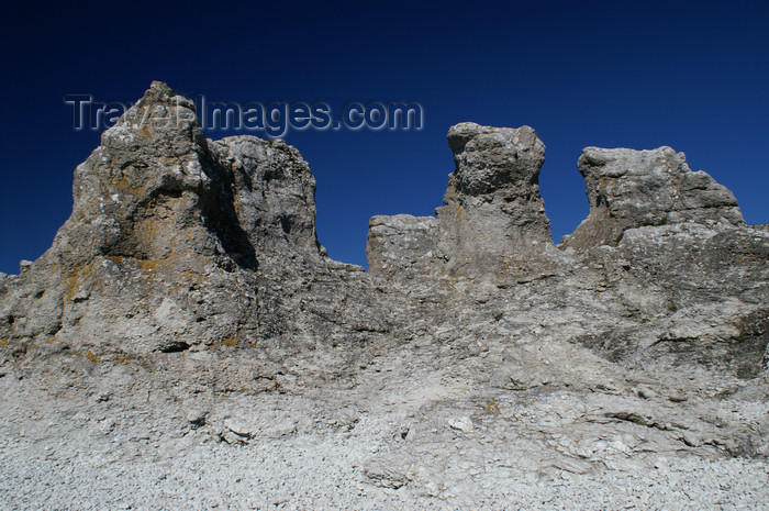 gotland61: Fårö island, Gotland, Sweden - Digerhuvud: 'Raukar' - limestone rock formations - wall - photo by A.Ferrari - (c) Travel-Images.com - Stock Photography agency - Image Bank