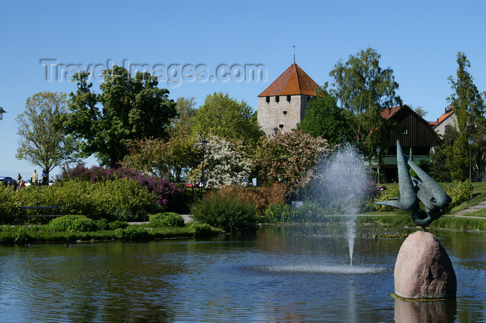 gotland76: Gotland - Visby: Almedalen park - pond an fortifications - photo by A.Ferrari - (c) Travel-Images.com - Stock Photography agency - Image Bank