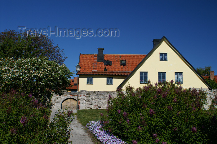 gotland77: Gotland - Visby: house and wall outside Almedalen - photo by A.Ferrari - (c) Travel-Images.com - Stock Photography agency - Image Bank